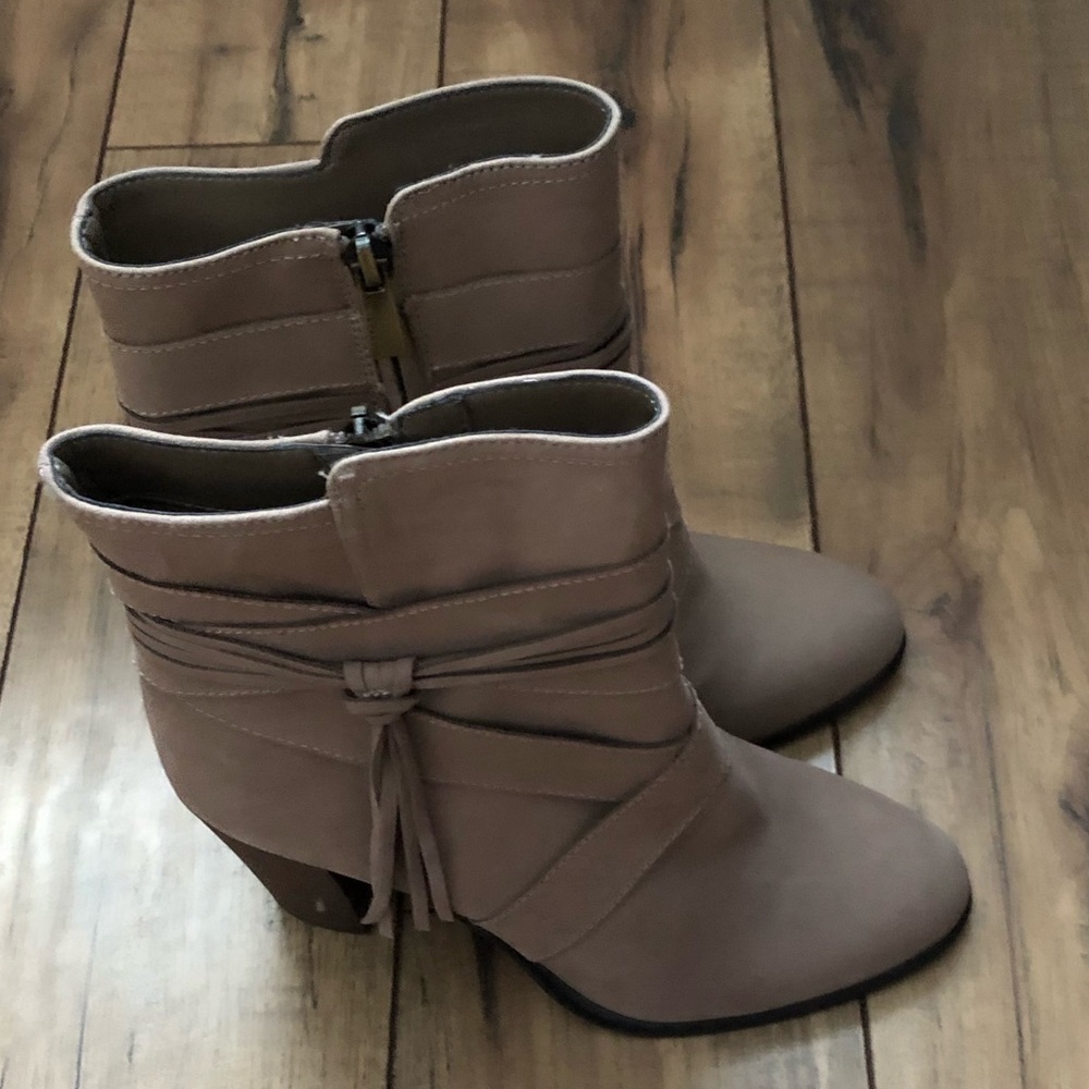 NEW Vince Camuto boots. Never worn. Size 7.